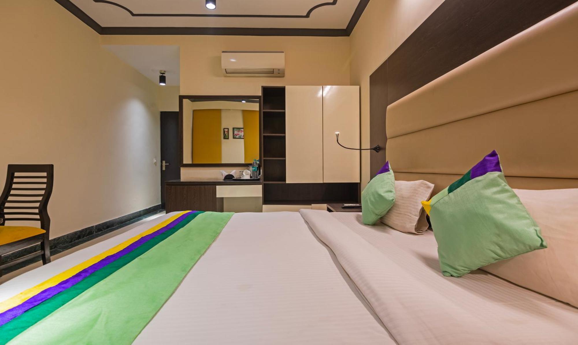 Super Townhouse Sushant Lok Phase 1 Formerly Hotel Neven Gurgaon Exterior photo