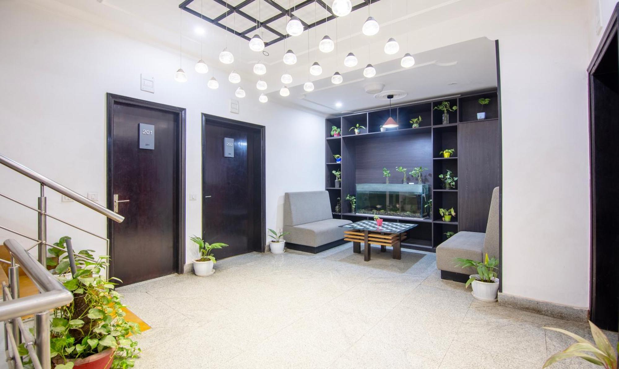 Super Townhouse Sushant Lok Phase 1 Formerly Hotel Neven Gurgaon Exterior photo